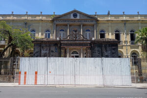 Fachada do Palácio Universitário com tapume para restauração do Portão Principal