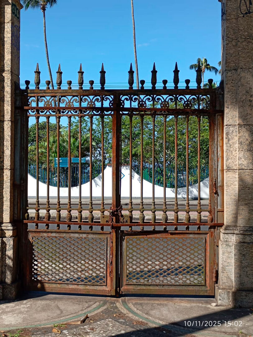 Portão Interditado.