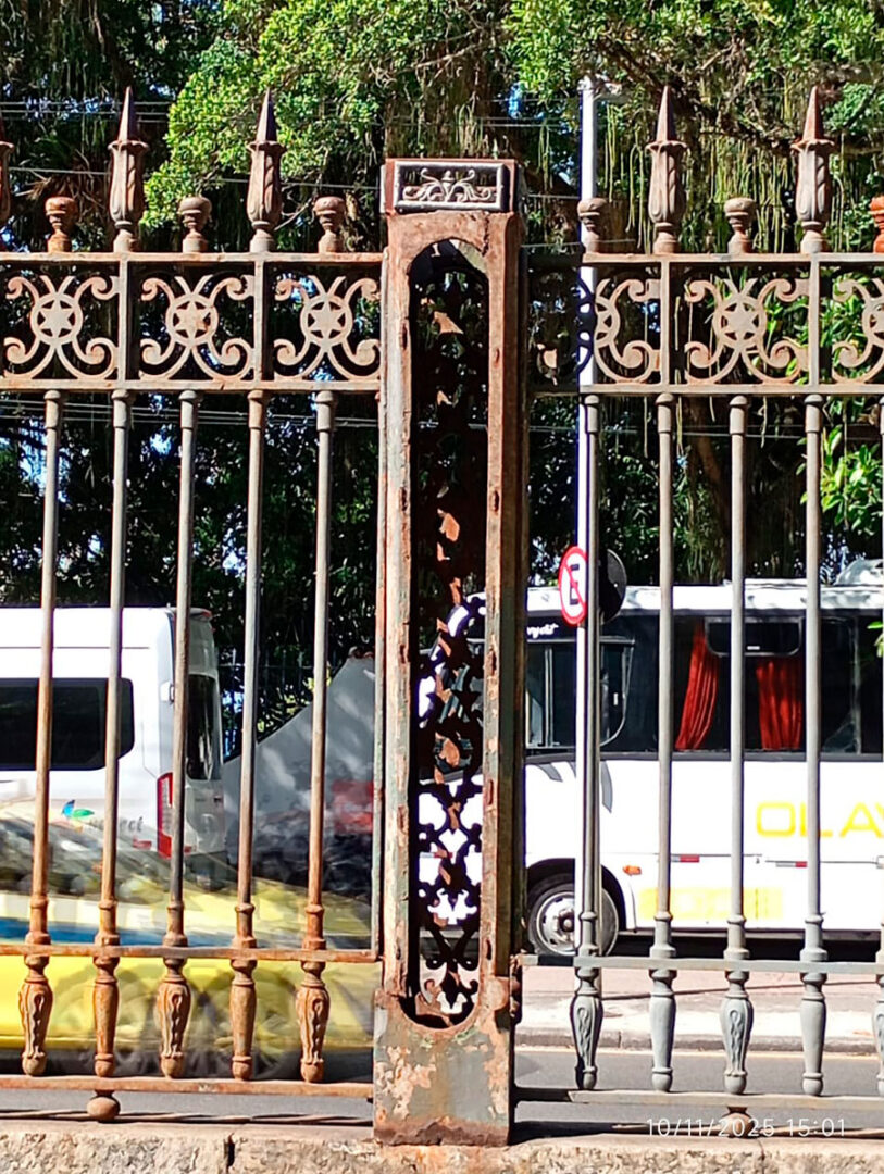 Grades e pilar após restauração