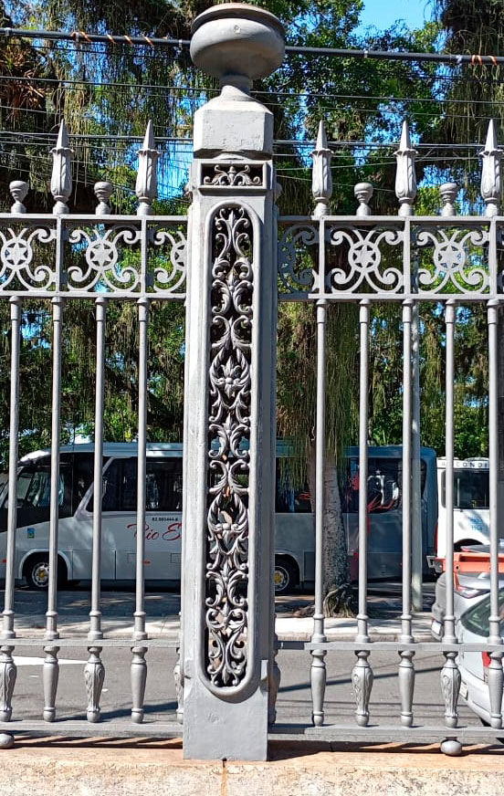 Grades e pilar após restauração